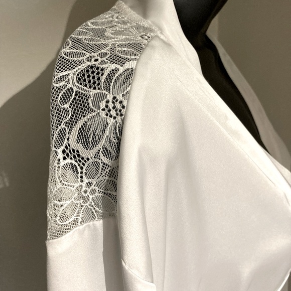 La Senza satin kimono robe with lace - Picture 3 of 8